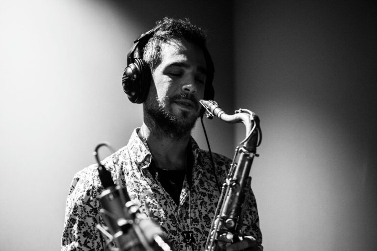 photo of Gabriel Amargant playing saxophone