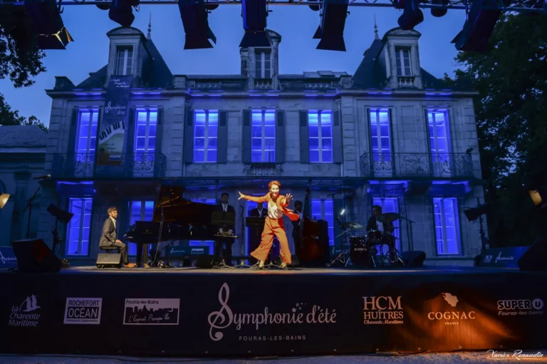 photo of Ksenia Parkhatskaya performing to a live audience in her show COLOURS “Jazz In Motion”
