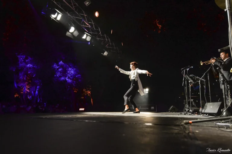 photo of Ksenia Parkhatskaya performing to a live audience in her show COLOURS “Jazz In Motion”