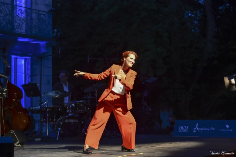 photo of Ksenia Parkhatskaya performing to a live audience in her show COLOURS “Jazz In Motion”