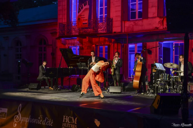 photo of Ksenia Parkhatskaya performing to a live audience in her show COLOURS “Jazz In Motion”