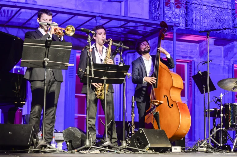 photo of Ksenia Parkhatskaya performing to a live audience in her show COLOURS “Jazz In Motion”