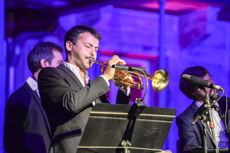 photo of Ksenia Parkhatskaya performing to a live audience in her show COLOURS “Jazz In Motion”
