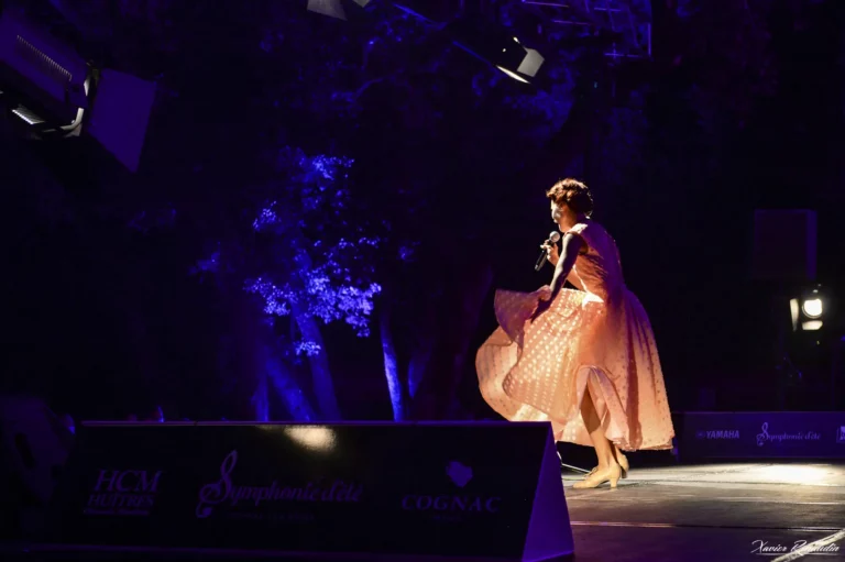 photo of Ksenia Parkhatskaya performing to a live audience in her show COLOURS “Jazz In Motion”