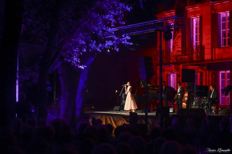 photo of Ksenia Parkhatskaya performing to a live audience in her show COLOURS “Jazz In Motion”