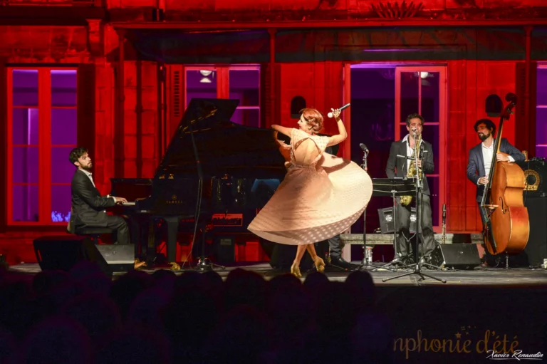 photo of Ksenia Parkhatskaya performing to a live audience in her show COLOURS “Jazz In Motion”