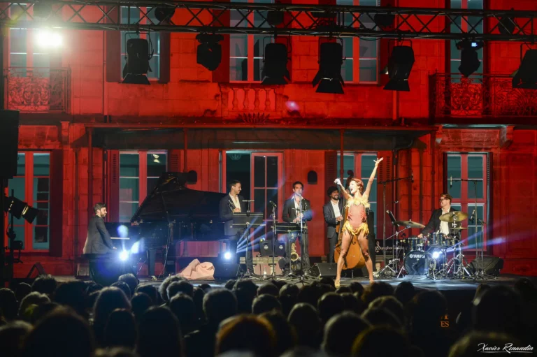 photo of Ksenia Parkhatskaya performing to a live audience in her show COLOURS “Jazz In Motion”