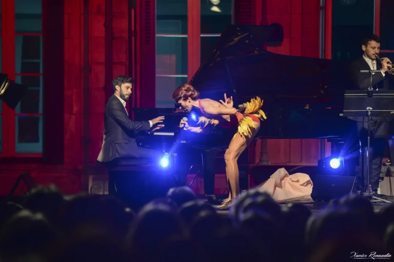 photo of Ksenia Parkhatskaya performing to a live audience in her show COLOURS “Jazz In Motion”